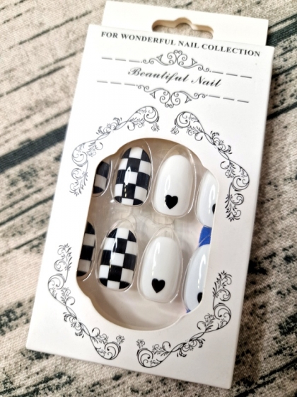 Beautiful Set - 24pcs Long Oval Cute Heart Black and White Design Fake Press on Nail