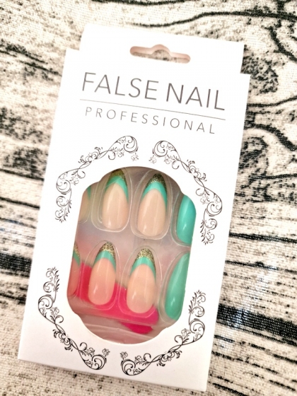 Beautiful Set - 24pcs Long Almond French Green and Gold Style Fake Press on Nail