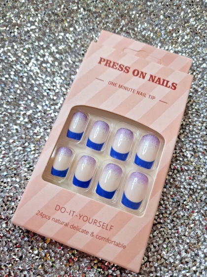 Beautiful Set - 24pcs Short Square Glitter Blue Detail Design Fake Press on Nail