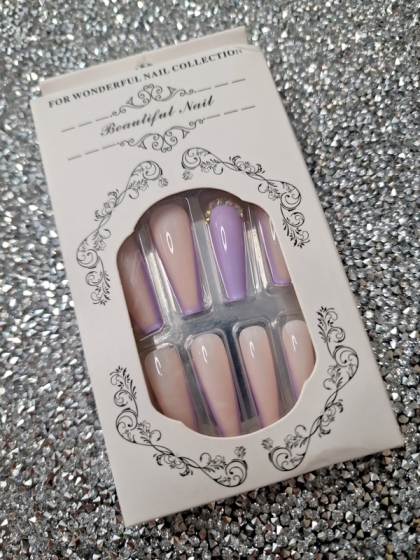 Beautiful Set - 24pcs Rhinestone Decor Light Purple Style Design Fake Press on Nail