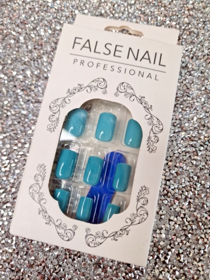 Beautiful Set - 24pcs Medium Square Pastel Green Color Design Fake Press on Nail