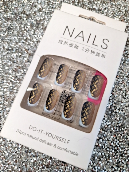 Beautiful Set - 24pcs Short Square Monogram Brand Design Fake Press on Nail