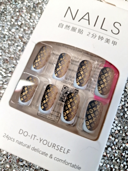 Beautiful Set - 24pcs Short Square Monogram Brand Design Fake Press on Nail