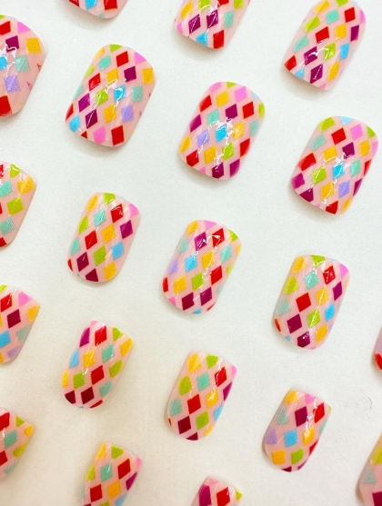 Beautiful Set - 24pcs Short Oval Plaid Colored Design Fake Press on Nail