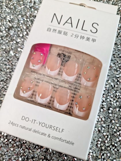 Beautiful Set - 24pcs Short French Sparkle Rhinestone Design Fake Press on Nail