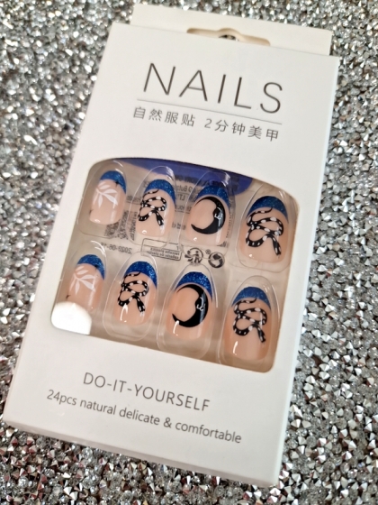 Beautiful Set - 24pcs Short Oval Blue Glitter / Moon / Leaf / Snake Design Fake Press on Nail