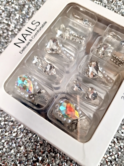 Beautiful Set - 24pcs Short Square Swarovski Sparkling Stones / Silver Glitter Design Fake Press on Nail