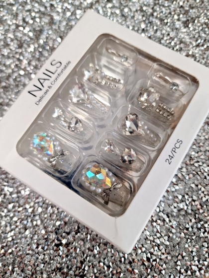 Beautiful Set - 24pcs Short Square Swarovski Sparkling Stones / Silver Glitter Design Fake Press on Nail