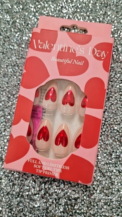 Beautiful Set - 24pcs Medium Oval ValentineS Day Nude Color With Romantic Red Heart & Gold Foil Detail Almond Shape Design Fake Press on Nail