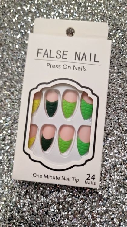 Beautiful Set - 24pcs Medium Almond Texture Green Design Fake Press on Nail
