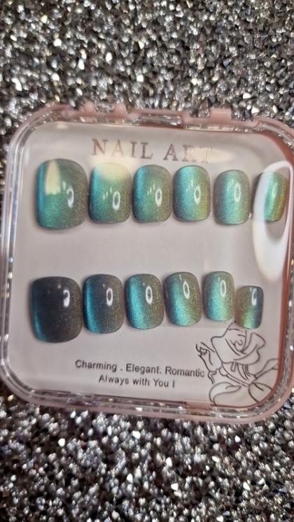 Beautiful Set - 24pcs Short Square Cat Eye Comfortable Sparkle Magnetic Design Fake Press on Nail