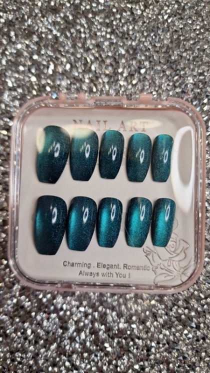 Beautiful Set - 24pcs Short Coffin Cat Eye Sparkle Magnetic Design Fake Press on Nail