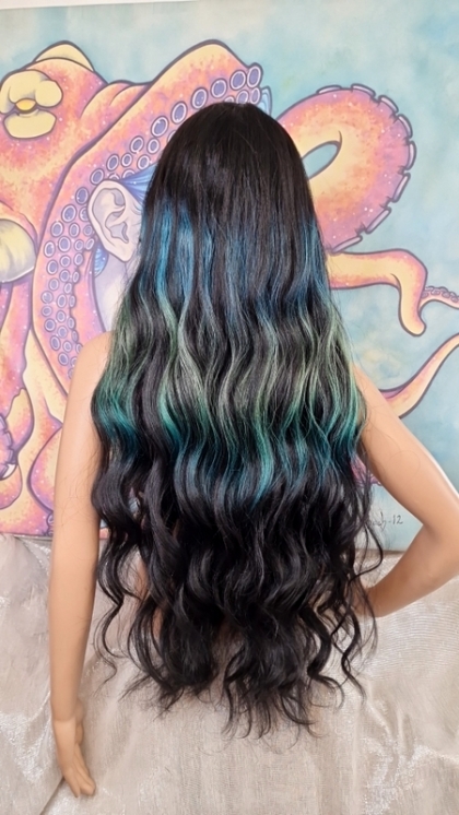 Дизайнерска Бутикова Дълга Дамска Лейс Фронт Перука в Естествено Черен Цвят с Кичурен Ефект - Синьо Зелен Омбре Нюанс, Дълга Професионална Перука, Качествена Перука, Перука за Жена, Дамска Перука, Черна Перука,Черна Коса,Перука с Естествено Изграден Скалп