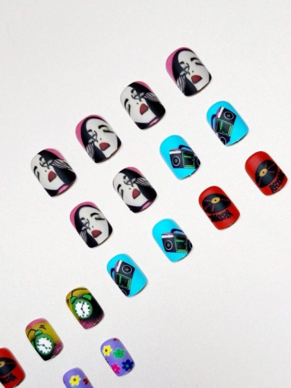 Beautiful Set - 24pcs Short Square Graffiti Cartoon Cute Retro Punk Design Fake Press on Nail