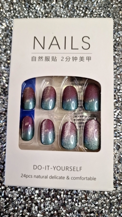 Beautiful Set - 24pcs Short Oval Cat Eye Comfortable Ombre Sparkle Design Fake Press on Nail