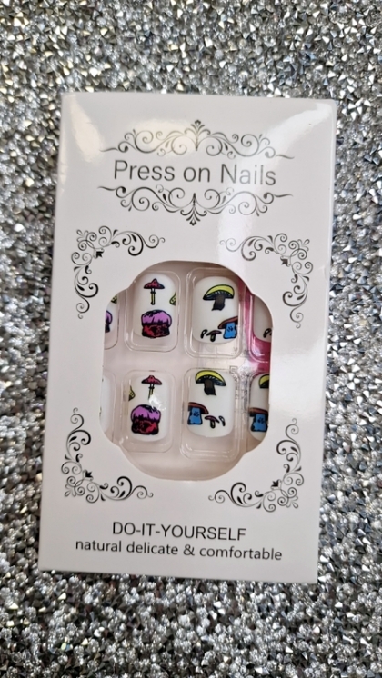 Beautiful Set - 24pcs Frosted Matte Retro Psychedelic Mushrooms & Mushrooms Graffiti Design Fake Press on Nail