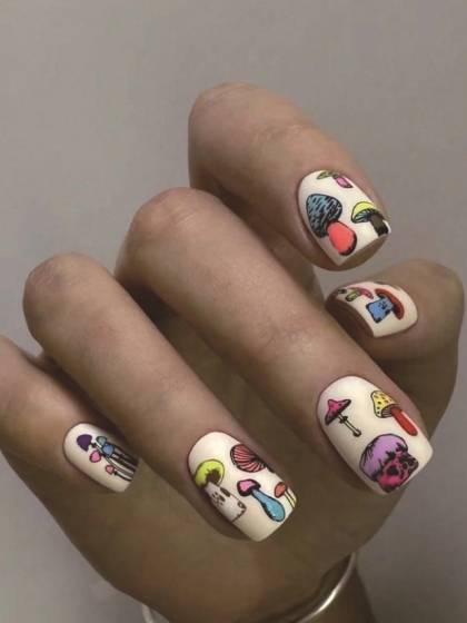 Beautiful Set - 24pcs Frosted Matte Retro Psychedelic Mushrooms & Mushrooms Graffiti Design Fake Press on Nail