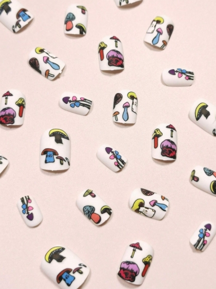 Beautiful Set - 24pcs Frosted Matte Retro Psychedelic Mushrooms & Mushrooms Graffiti Design Fake Press on Nail
