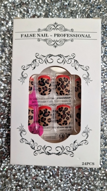 Beautiful Set - 24pcs Medium Elegant Creative Leopard Style and French Red Line Design Fake Press on Nail
