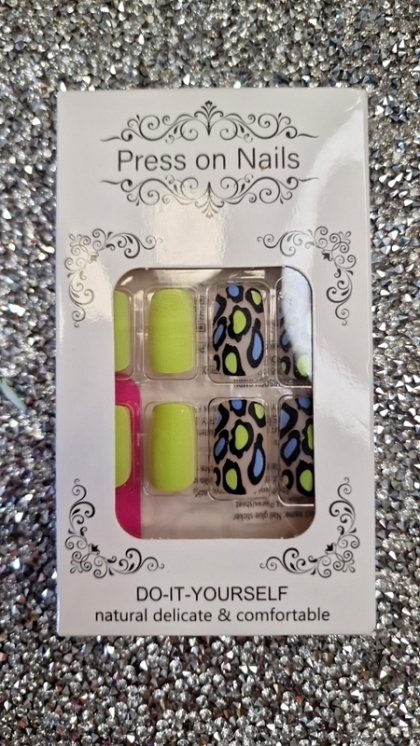 Beautiful Set - 24pcs Square Matte Effect Lime Green and Leopard Cute Design Fake Press on Nail