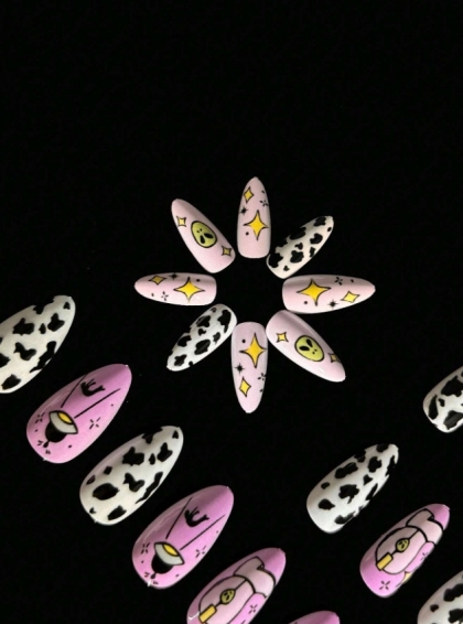 Beautiful Set - 24pcs Almond Style Black And White Cow Print Quirky Cartoon Pattern Design Fake Press on Nail
