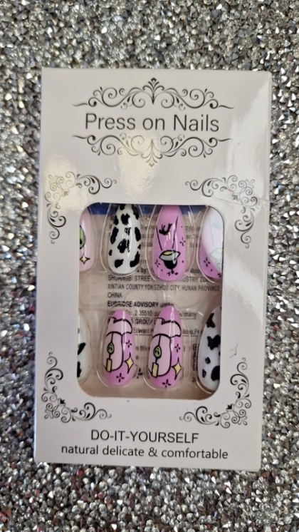 Beautiful Set - 24pcs Almond Style Black And White Cow Print Quirky Cartoon Pattern Design Fake Press on Nail