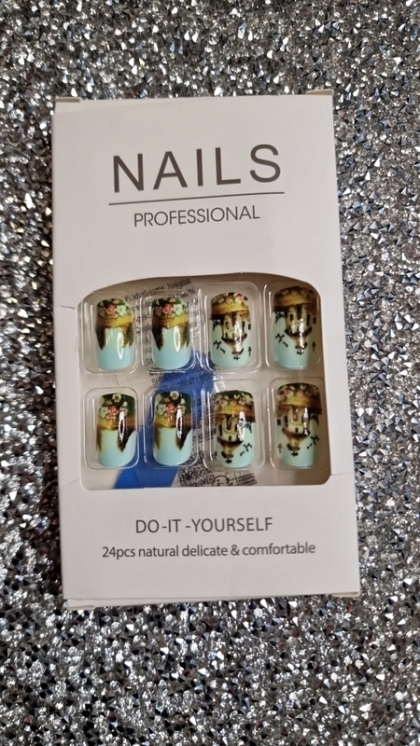 Beautiful Set - 24pcs Medium Long Elegant Countryside Flower Vintage Design Fake Press on Nail