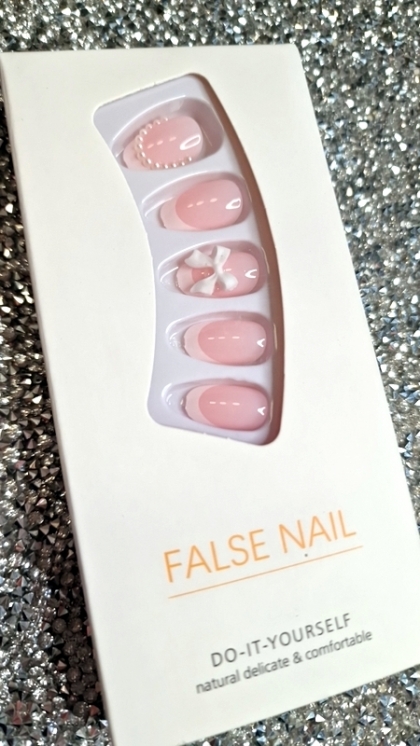 Beautiful Set - 24pcs Short Oval Cute French White Bowknot Chic Mini 3d with White Pearls Elegant Style Design Fake Press on Nail