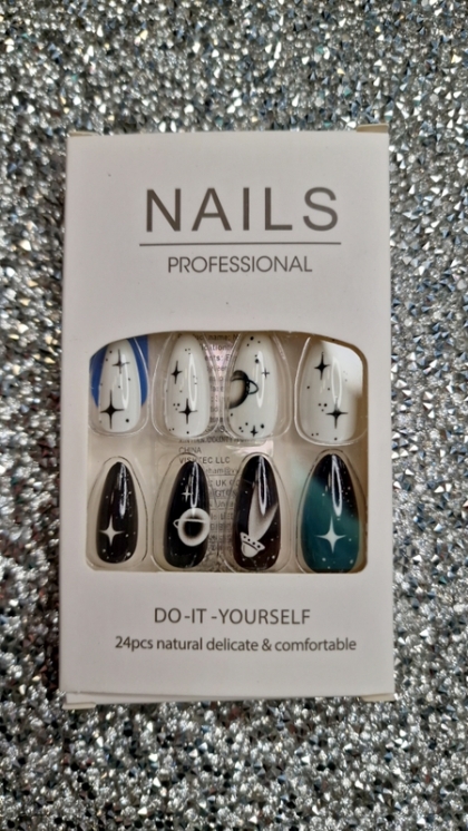 Beautiful Set - 24pcs Long Almond Glossy Star Planet Black and White Gradient Design Fake Press on Nail