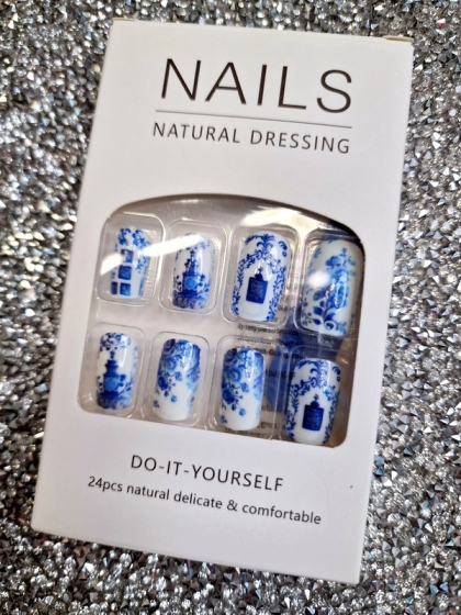 Beautiful Set - 24pcs Medium Square White and Blue Color Chine Porcelain Fantastic Design Fake Press on Nail