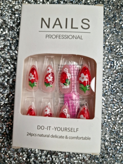 Beautiful Set - 24pcs Medium Length Almond Style Red Glossy Flower Sweet Strawberry Cute Design Fake Press on Nail