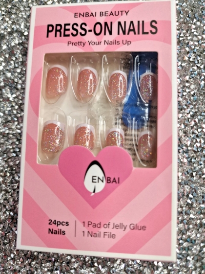 Beautiful Set - 24pcs Short Square Glitter Elegant and Stylish French Design Fake Press on Nail