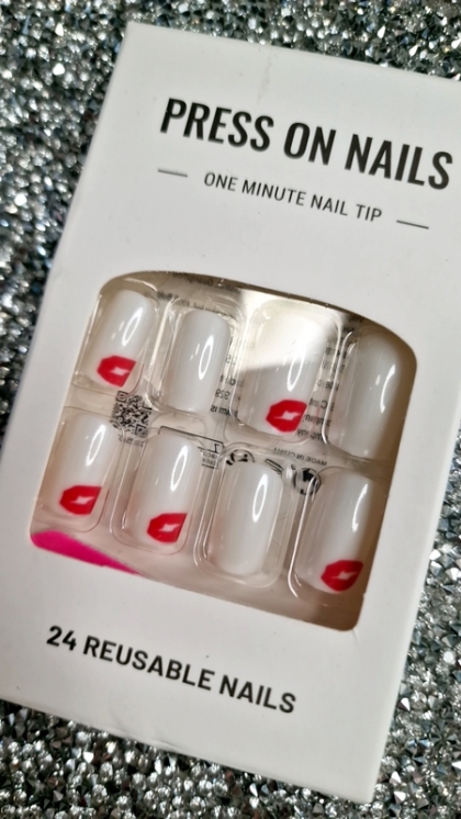 Beautiful Set - 24pcs Short Square Milky White and Romantic Red Lip Cute Design Fake Press on Nail
