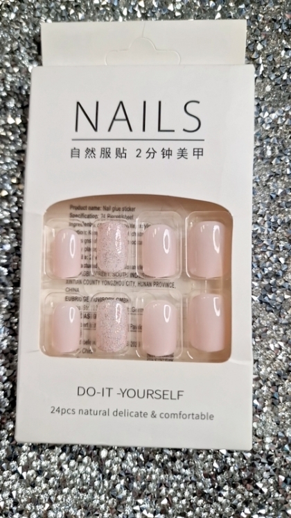 Beautiful Set - 24pcs Short Square Snow Vanilla Glitter Design Fake Press on Nail