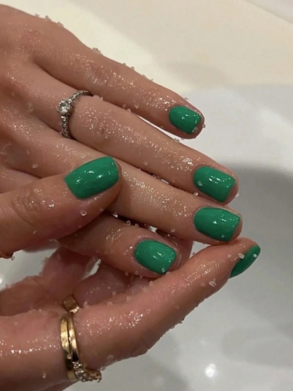 Beautiful Set - 24pcs Short Square Intensive Green Color Design Fake Press on Nail