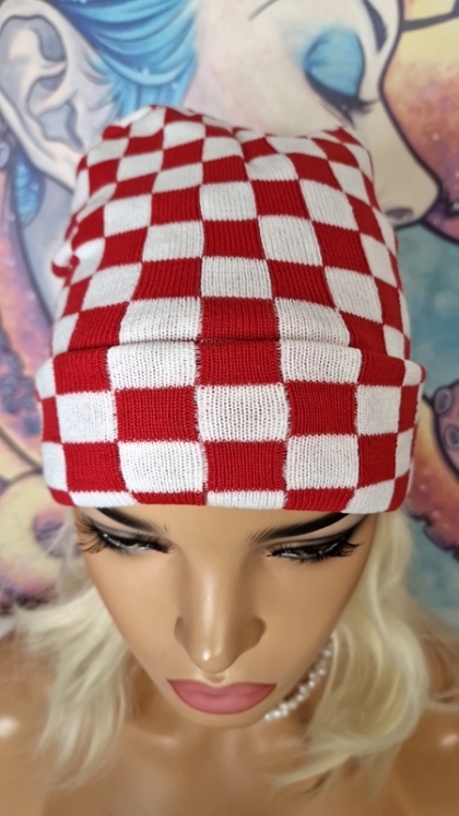 Red & White Snow Vibes – Шахматна Плетена Топла Шапка за Сноуборд и Ски, Еластична Street Style Зимна Шапка с Ъндърграунд Дизайн и Смел Характер, Унисекс Шапка, Модерен Тренд Шапка, Универсален Размер Еластична Зимна Шапка, Шапки за Зимата