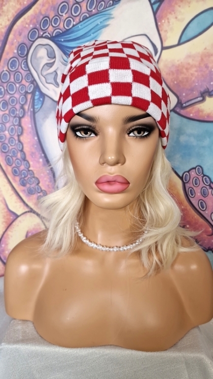 Red & White Snow Vibes – Шахматна Плетена Топла Шапка за Сноуборд и Ски, Еластична Street Style Зимна Шапка с Ъндърграунд Дизайн и Смел Характер, Унисекс Шапка, Модерен Тренд Шапка, Универсален Размер Еластична Зимна Шапка, Шапки за Зимата