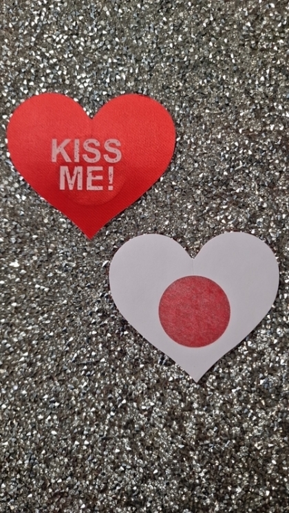 Премиум Самозалепващи Лепенки за Гърди KISS ME Червени Сърчица - Ефектен Бутиков Аксесоар за Фестивали, Rave, EDM, Clubwear, Клубни Танцьорки, Танци на Пилон, Кабаре, Бурлеска, Сценични Изяви, Фотосесии, Артистични Шоу Програми, Ролеви Игри, Дива Лейди