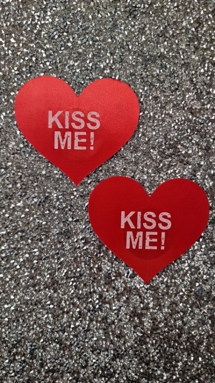 Премиум Самозалепващи Лепенки за Гърди KISS ME Червени Сърчица - Ефектен Бутиков Аксесоар за Фестивали, Rave, EDM, Clubwear, Клубни Танцьорки, Танци на Пилон, Кабаре, Бурлеска, Сценични Изяви, Фотосесии, Артистични Шоу Програми, Ролеви Игри, Дива Лейди