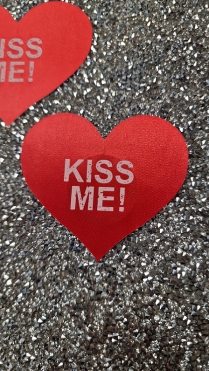 Премиум Самозалепващи Лепенки за Гърди KISS ME Червени Сърчица - Ефектен Бутиков Аксесоар за Фестивали, Rave, EDM, Clubwear, Клубни Танцьорки, Танци на Пилон, Кабаре, Бурлеска, Сценични Изяви, Фотосесии, Артистични Шоу Програми, Ролеви Игри, Дива Лейди