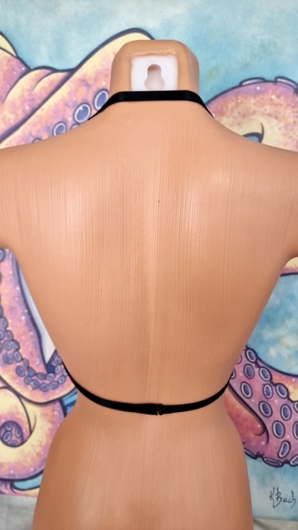Дамско Бижу за Тяло Black Top Body Harness с Метални Халки и Еластични Сатенени Ленти - Черно Бижу за Тяло, Моден Аксесоар, Тоалет за Сцена, Лас Вегас Момиче, Фестивален и Клубен Аксесоар, Екзотично Body Jewelry